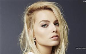 Margot Robbie`s eyes are enough to captivate us